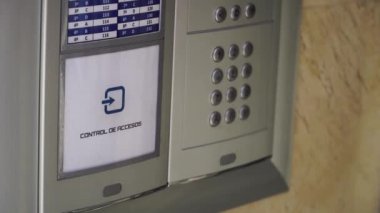 Kapıyı açmak için RFID etiket anahtar. Erişim denetimi. Elektronik anahtar
