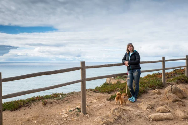 Žena, dívka stojí na pobřeží Atlantského oceánu — Stock fotografie