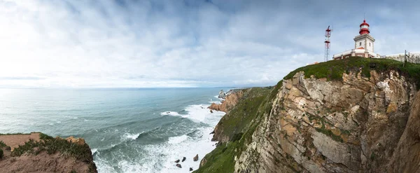 Scogliere e faro di Cabo da Roca sull'Oceano Atlantico — Foto Stock