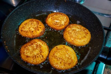 beyaz zemin üzerinde bir tabakta tatlı peynirli gözleme