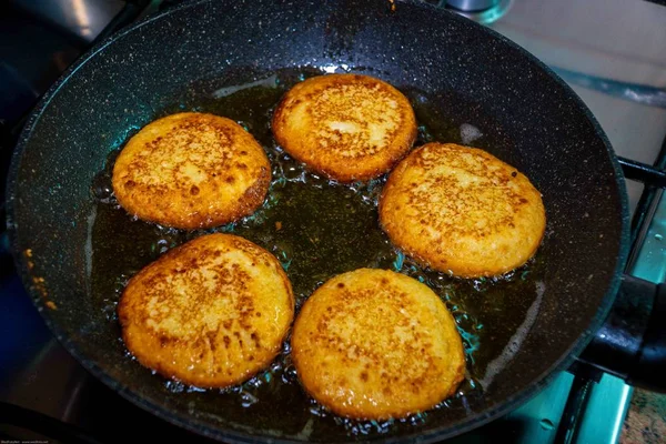 beyaz zemin üzerinde bir tabakta tatlı peynirli gözleme