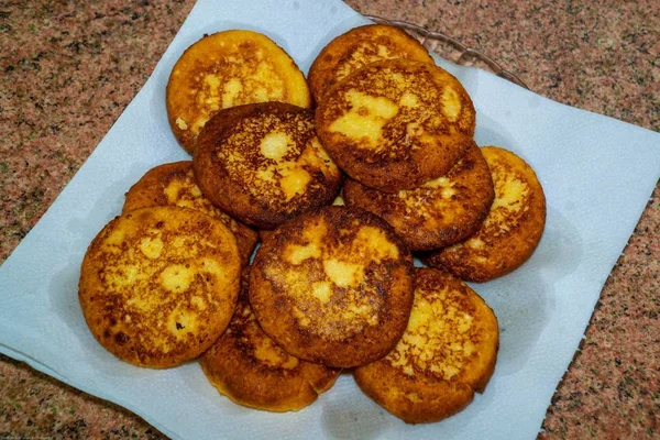 Panquecas de queijo doce em uma chapa em um fundo branco — Fotografia de Stock