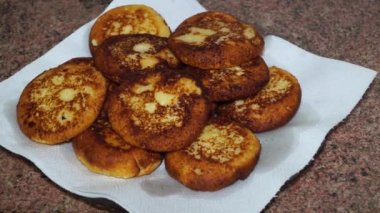 beyaz zemin üzerinde bir tabakta tatlı peynir krep. Ev yapımı lor pasta