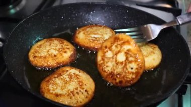 Peynir yemek mutfakta krep. Krep evde siyah bir zor durumda kavrulmuş.