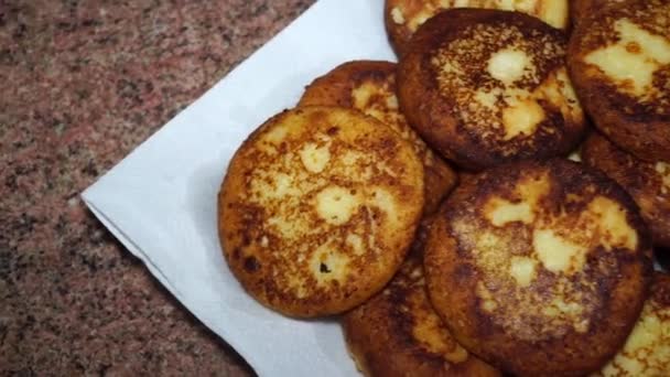 Süßkäse Pfannkuchen Auf Einem Teller Auf Weißem Hintergrund Hausgemachter Quarkkuchen — Stockvideo