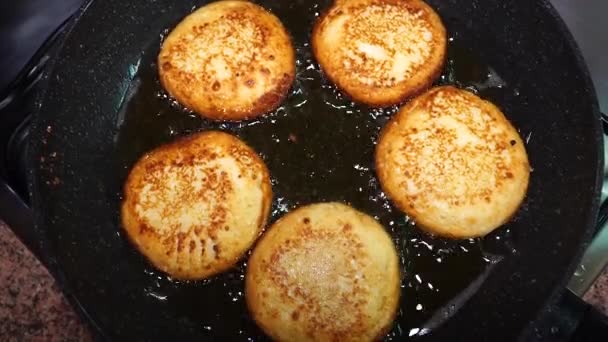 Vaření Sýrové Palačinky Kuchyni Palačinky Jsou Pečené Černé Plotna Doma — Stock video