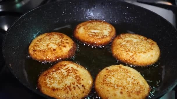 Vaření Sýrové Palačinky Kuchyni Palačinky Jsou Pečené Černé Plotna Doma — Stock video