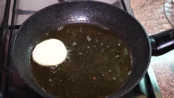 Cozinhar Panquecas Queijo Cozinha Bolos Queijo Fritos Uma Grelha Preta — Vídeo de Stock