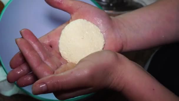 Mujer Chica Esculpe Deliciosos Pasteles Queso Vistos Manos — Vídeo de stock