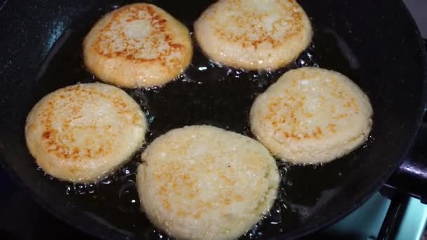 Cocinar Panqueques Queso Cocina Los Panqueques Tuestan Una Plancha Negra — Vídeo de stock