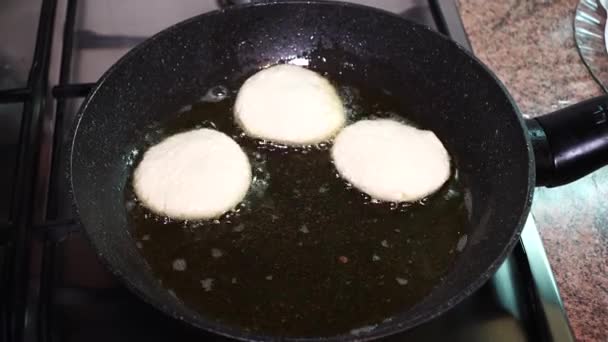 Cozinhar Panquecas Queijo Cozinha Bolos Queijo Fritos Uma Grelha Preta — Vídeo de Stock