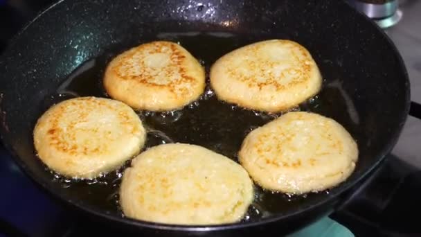 Cocinar Panqueques Queso Cocina Los Panqueques Tuestan Una Plancha Negra — Vídeo de stock