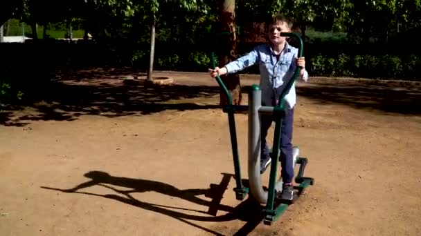 Malé Dítě Chodí Sport Simulátoru Parku — Stock video