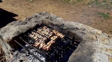 Izgara, kızarmış et, tavuk ızgara, sosis, kebap, hamburger, sebze, barbekü, deniz ürünleri. Izgara biber ve soğan. Yakın çekim güneşli açık hava Şef ızgaradaki eti çeviriyor