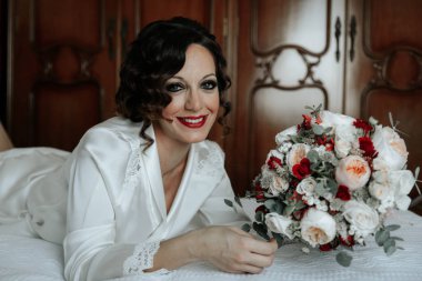 Seksi gelin düğün çiçekleri yatakta bir buket