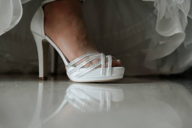 Gelin Ayakkabı ayak yerden yansıtılır