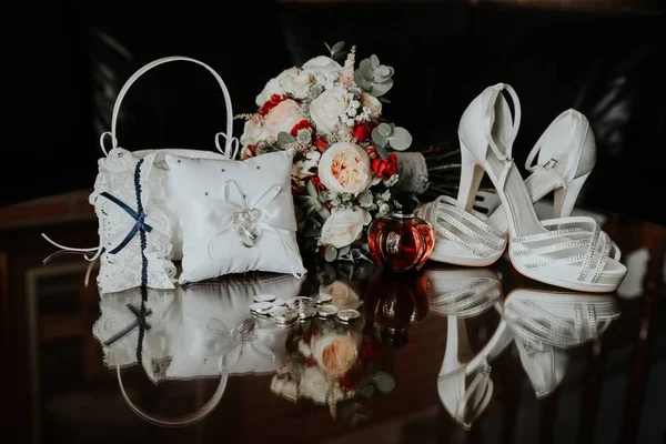 Buquê de noiva, anéis de casamento, sapatos de noivas . — Fotografia de Stock