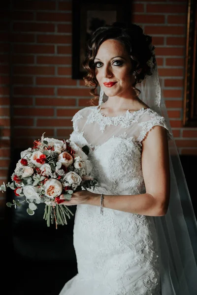 Çok güzel bir gelin düğün buket ile portresi. — Stok fotoğraf