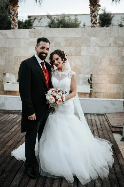 Mooie bruid en stijlvolle bruidegom — Stockfoto