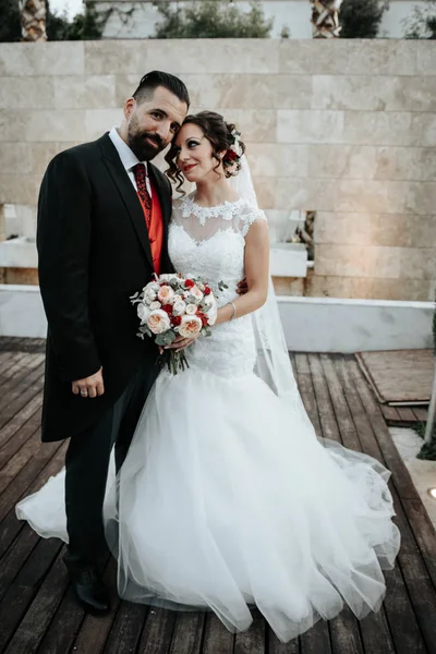 Красива наречена і стильний наречений — стокове фото