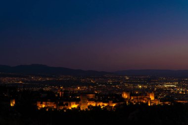 Muhteşem Alhambra Alacakaranlık Manzarası'nda. Saray ve fortness kompleksi. Granada, İspanya