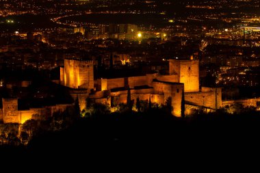 Granada, İspanya ünlü Alhambra sarayının Gece Manzarası