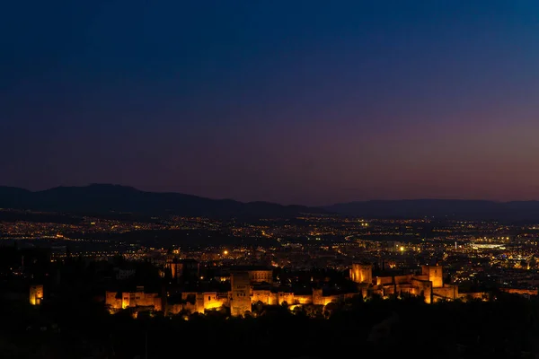 Increíble Alhambra al anochecer. Complejo palaciego y quincena. Granada, España — Foto de Stock