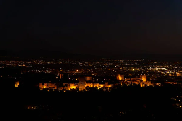 Vista del famoso palacio de la Alhambra en Granada, España — Foto de Stock