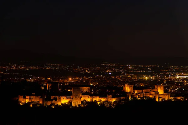 Vista nocturna del famoso palacio de la Alhambra en Granada, España — Foto de Stock