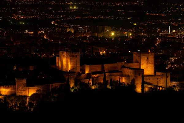 Granada, İspanya'daki ünlü Alhambra sarayının görünümü