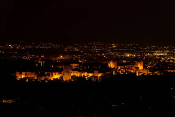 Granada, İspanya ünlü Alhambra sarayının Gece Manzarası
