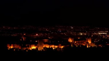 Gece görüşü Alhambra sarayı ve kırklılık kompleksi. Orta Çağ Mağribi sarayı ve kale kompleksi. Granada, İspanya