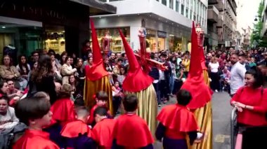 Granada, İspanya, 17 Nisan. 2019. Granada'da Kutsal Hafta alayı. Endülüs'te Paskalya kutlaması. 4k