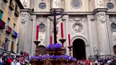 Granada, İspanya, 17 Nisan. 2019. Granada'da Kutsal Hafta alayı. inanan hacılar Mesih'i takip eder. 4k