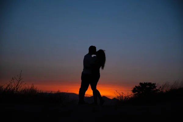 genç bir çift günbatımı keyfi.