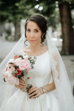 Gelin sabah hazırlığı. Çiçek buketi ile genç çekici gelin.