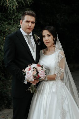 Doğada gelin ve damat. Düğün klasik portre.