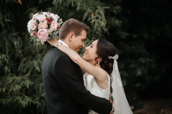 Casal de casamento sorrindo incrível. Bonita noiva e noivo elegante no dia do casamento . — Fotografia de Stock