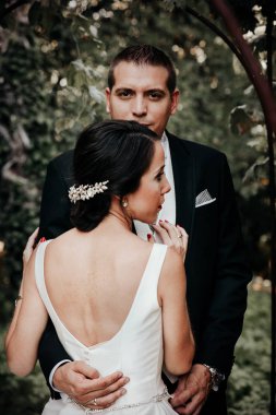 Kavramsal düğün çifti. Gelin ve damat portresi.