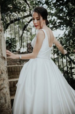 Güzel gelin düğün gününde poz veriyor