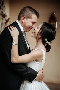 Close-up portre genç güzel şık düğün çift.