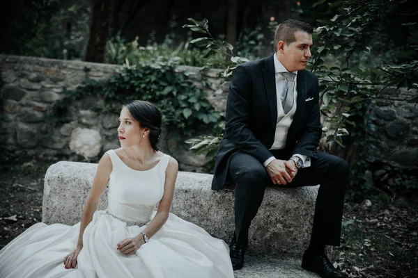 Noiva e noivo briga. A noiva e o noivo brigaram no casamento. — Fotografia de Stock