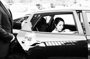 Babam gelin için arabanın kapısını açar. Siyah beyaz resim