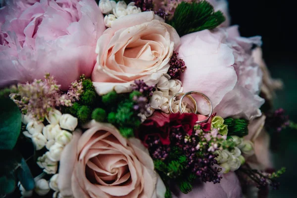 gelin buketi ve yüzük bankta.