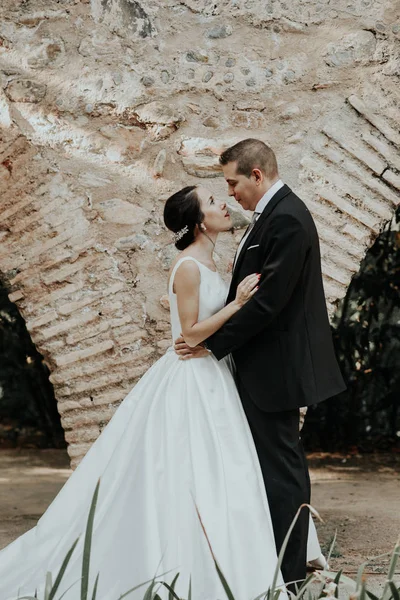 Novia y novio abrazándose en el parque — Foto de Stock