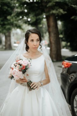 Buket çiçek ile genç çekici gelin.