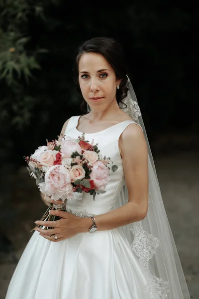 Gül düğün buketi ile lüks elbise Pretty mutlu gelin — Stok fotoğraf
