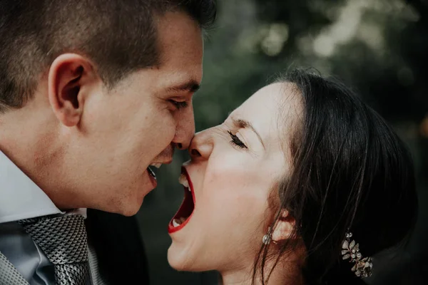 Jovem noiva a gritar ao noivo. Casamento casal dificuldades de relacionamento — Fotografia de Stock