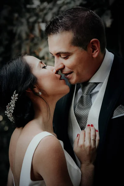Feliz boda pareja besando y riendo. Momento romántico antes del beso . —  Fotos de Stock