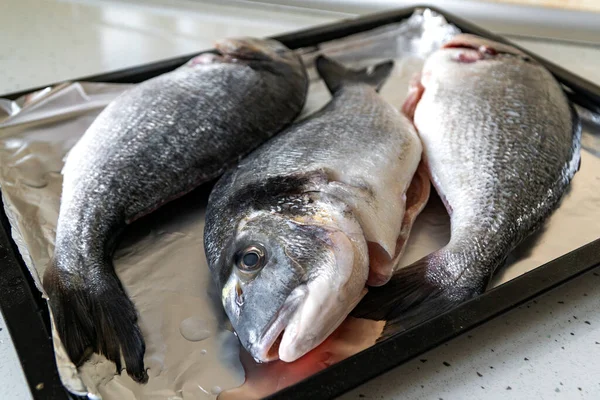 Raw Dorada Fish Bakplåt Utsikt Uppifrån Matlagning Fisk Hemma Dorados — Stockfoto